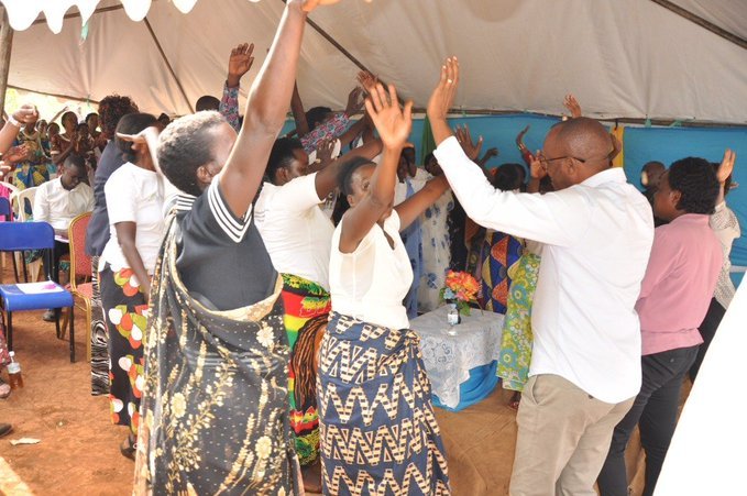 Umuryango SEVOTA urashimira Minisitiri w'Uburinganire n'Iterambere ry'Umuryango <a href="/BayisengeJn/">Bayisenge Jeannette, PhD</a> wawusuye mu gutura Agaseke k'amahoro kuri umwe mu bagore bari mu itsinda Abiyubaka, ari kumwe na Mayor <a href="/Kamony/">kamony</a> <a href="/UrugwiroVillage/">Presidency | Rwanda</a> <a href="/UnityClubRw/">Unity Club</a> <a href="/Unity_MemoryRw/">Ministry of National Unity and Civic Engagement</a> <a href="/medicamondiale/">medica mondiale e.V.</a> <a href="/rpfinkotanyi/">FPR-Inkotanyi</a>