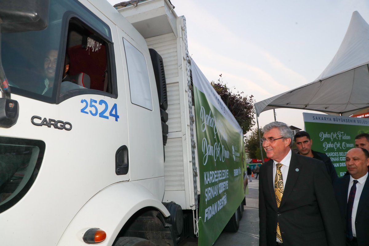 Kültürümüzün önemli değerleri kardeşlik ve paylaşma ruhuyla, şehrimizde ürettiğimiz fidanlarımızı kardeş ilimiz Şırnak’a uğurladık.

Yanık Fidan Üretim Tesisi’mizde özenle yetiştirdiğimiz birçok fidan çeşidimizin Şırnak için nefes olmasını diliyorum.