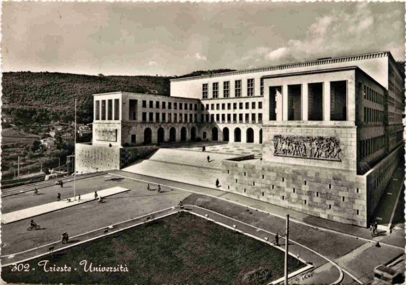 soniasicco's tweet photo. Alla #Tergeste citata nei frammenti di #Callimaco, dell’inesausto desiderio di #conoscenza parla la decorazione nel soffitto dell’#AulaMagna dell’Universita’ di #Trieste, monumentale #architettura consegnata il #3novembre 1950 alla città, al tempo sotto il Governo Alleato https://t.co/vPXqvP5c9A