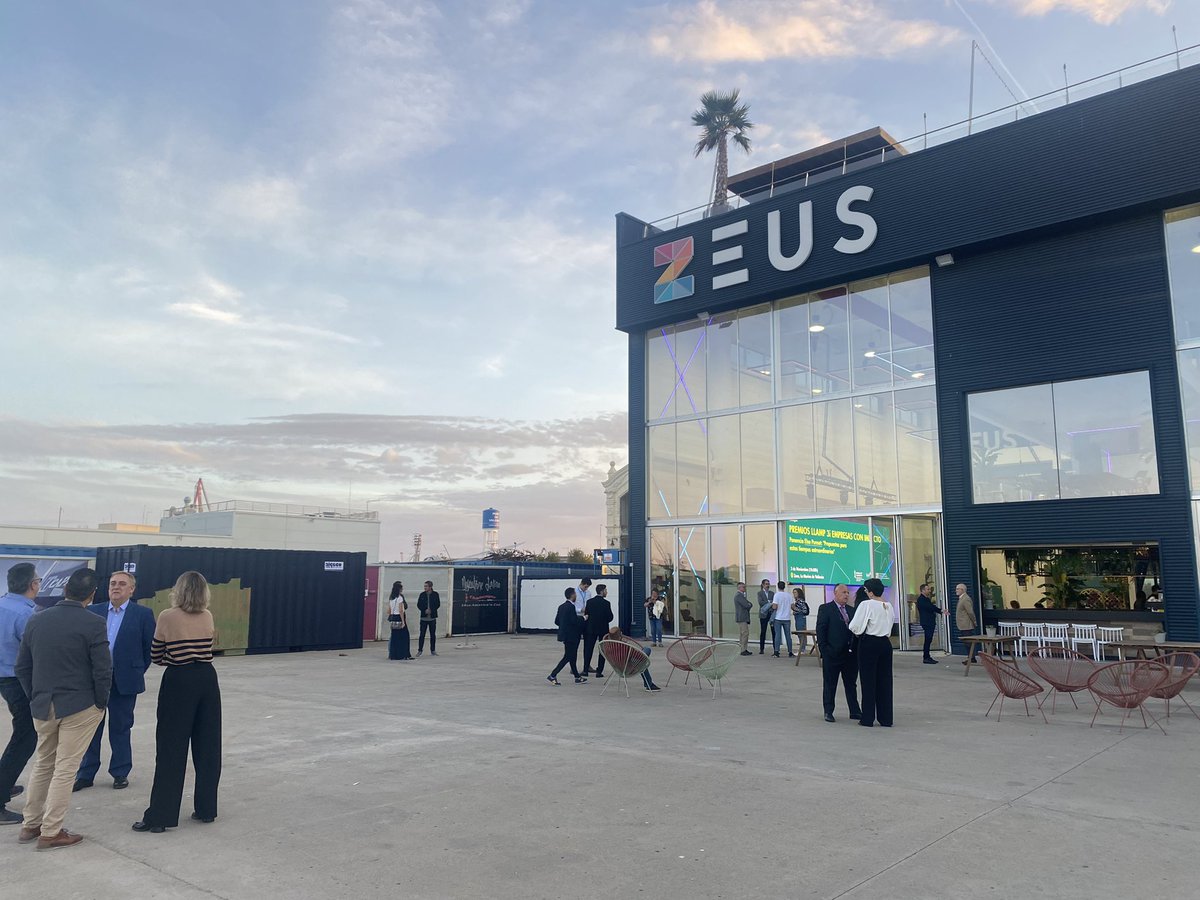 ceeivalencia's tweet photo. 🙌🏻 ⏳En pocos minutos arranca la entrega de los Premios #LLAMP3i

🤩 En @zeus ya se respiran nervios y mucha emoción por saber cuáles serán los proyectos ganadores. https://t.co/okpvhBA99H