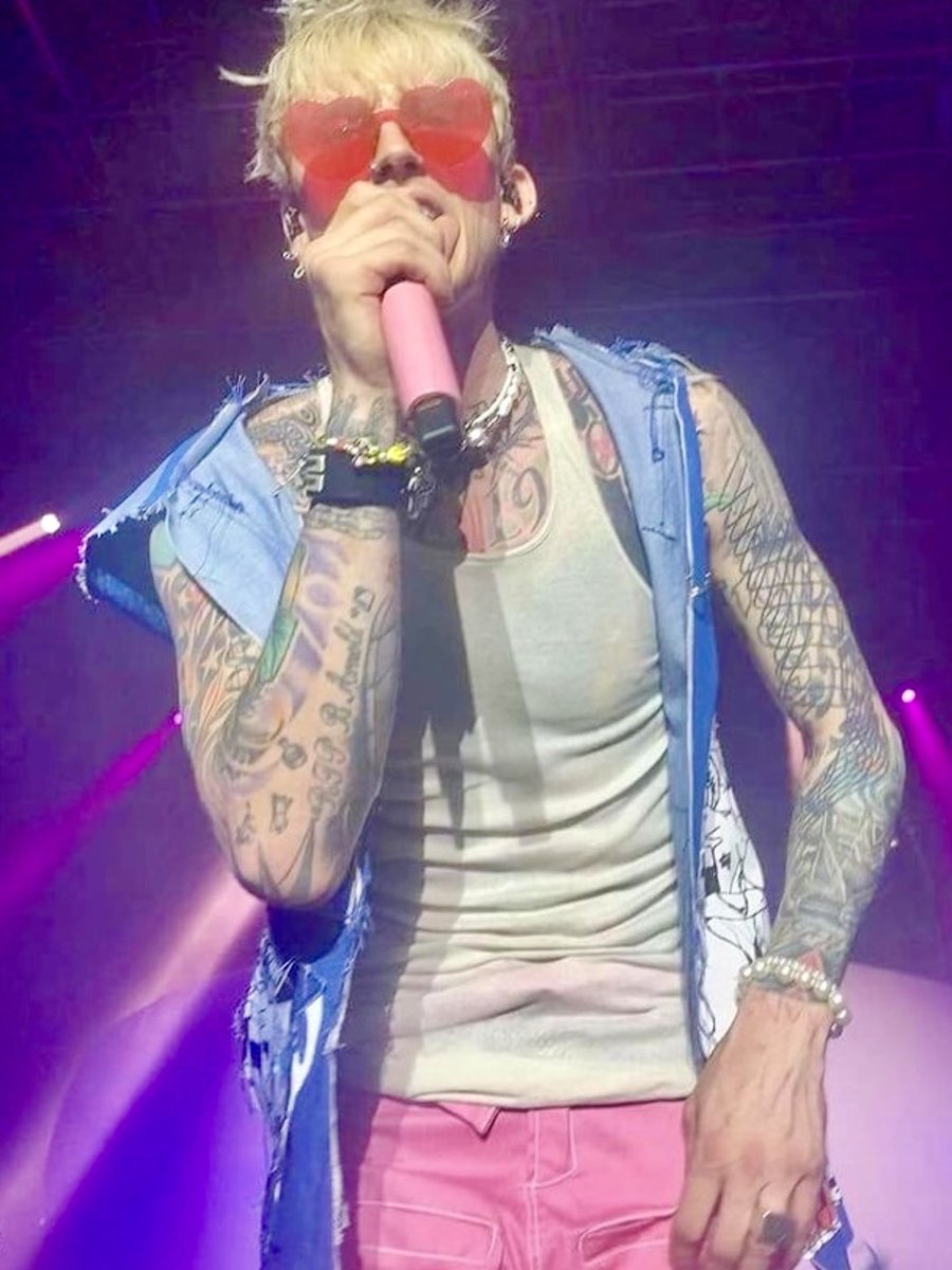 machineguncol's tweet photo. i’m voting for machine gun kelly for 
favorite rock artist at the #AMAs 💗 https://t.co/7gO0SAaPUN