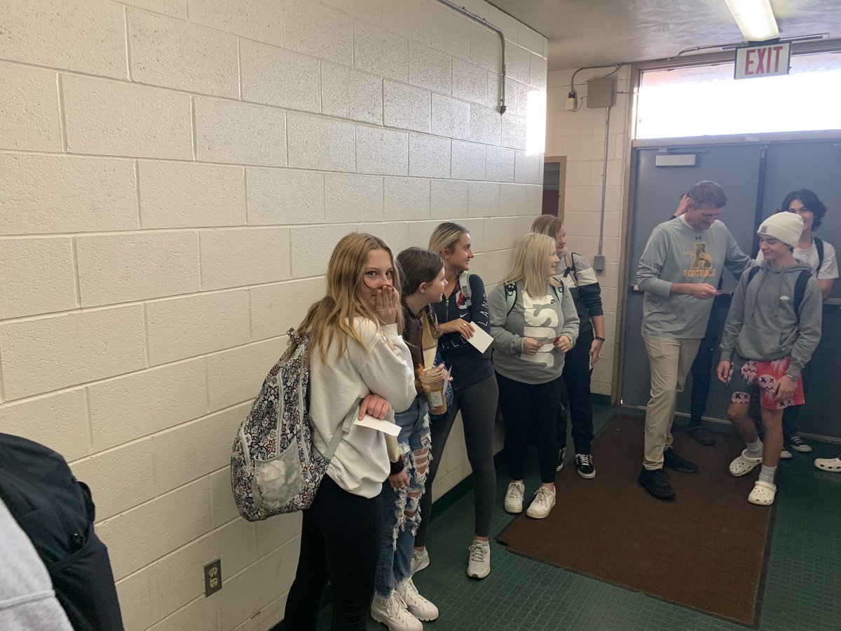 SteelePrincipal's tweet image. Yesterday @Coach_Edwards92 &amp;amp; @russ_marty had their American History Classes perform activities to simulate how immigrants felt arriving at Ellis Island. #Impactful 
#WalkInTheirShoes