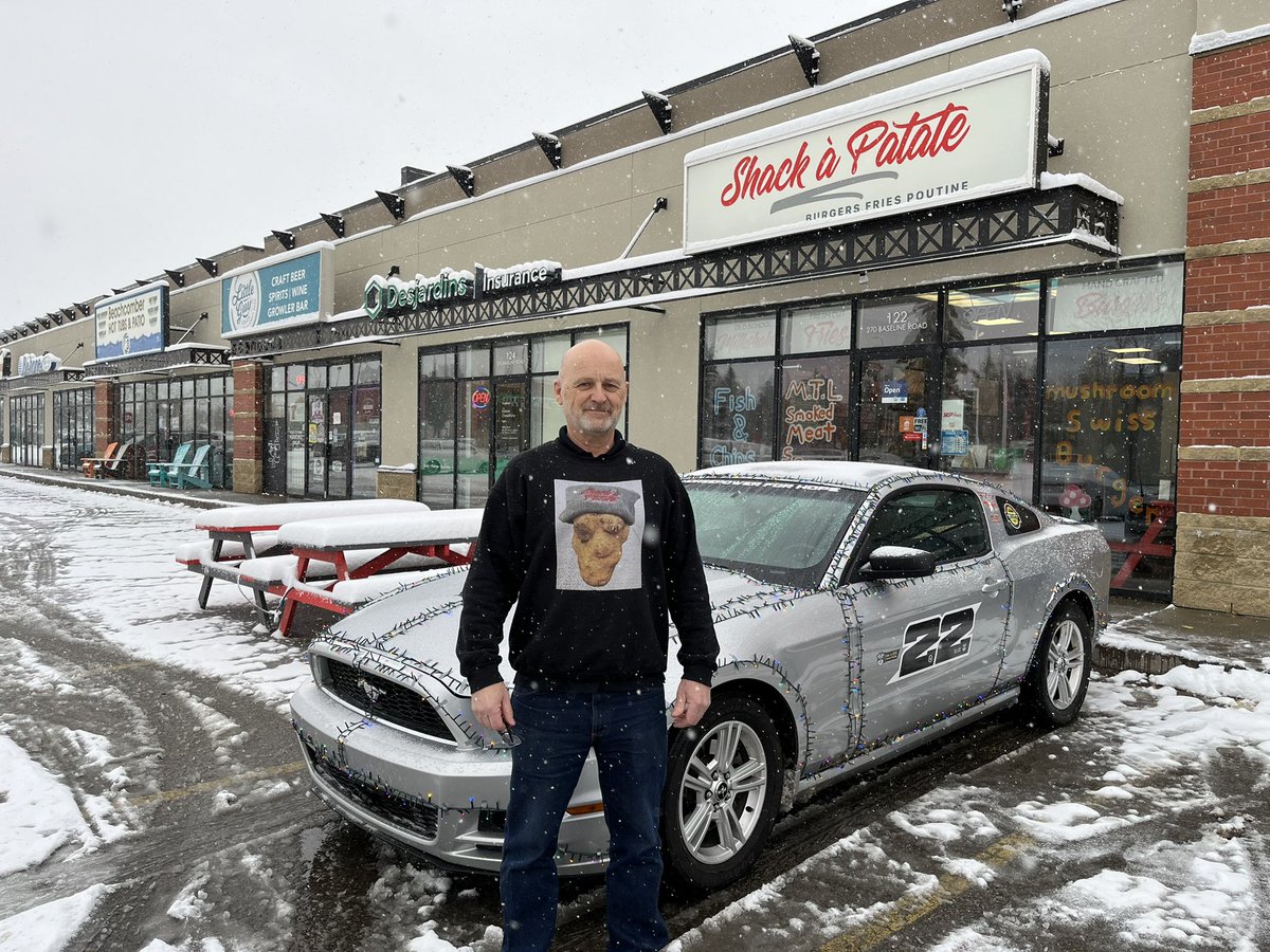 shackapatate's tweet photo. Is this Santa’s Ford Mustang with all of the lights on it🤷♂️. Wonder how much reindeer power that thing has🤔. #shackapatate #snowgottago https://t.co/jt6bhibdKo