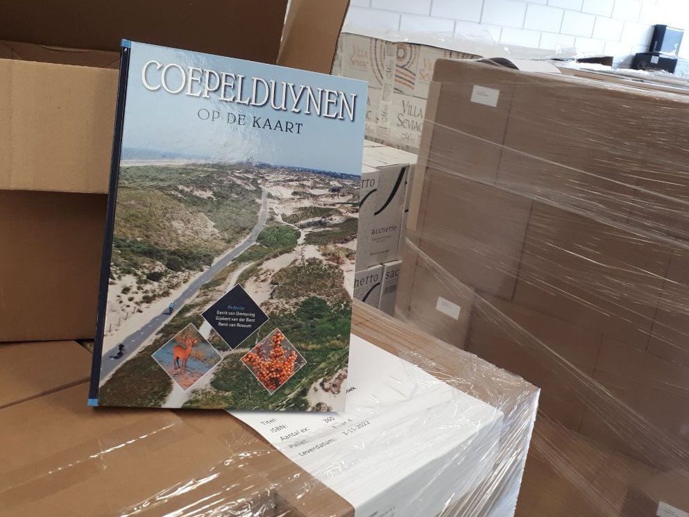 Zojuist afgeleverd bij ons afleveradres: het nieuwe boek 'Coepelduynen op de Kaart', over het duingebied tussen Katwijk en Noordwijk. Een groot boek, over een klein duintje...  Ik was adjunct-hoofdredacteur en schreef ook iets.
Binnenkort in de verkoop, voor 24,95 euro.