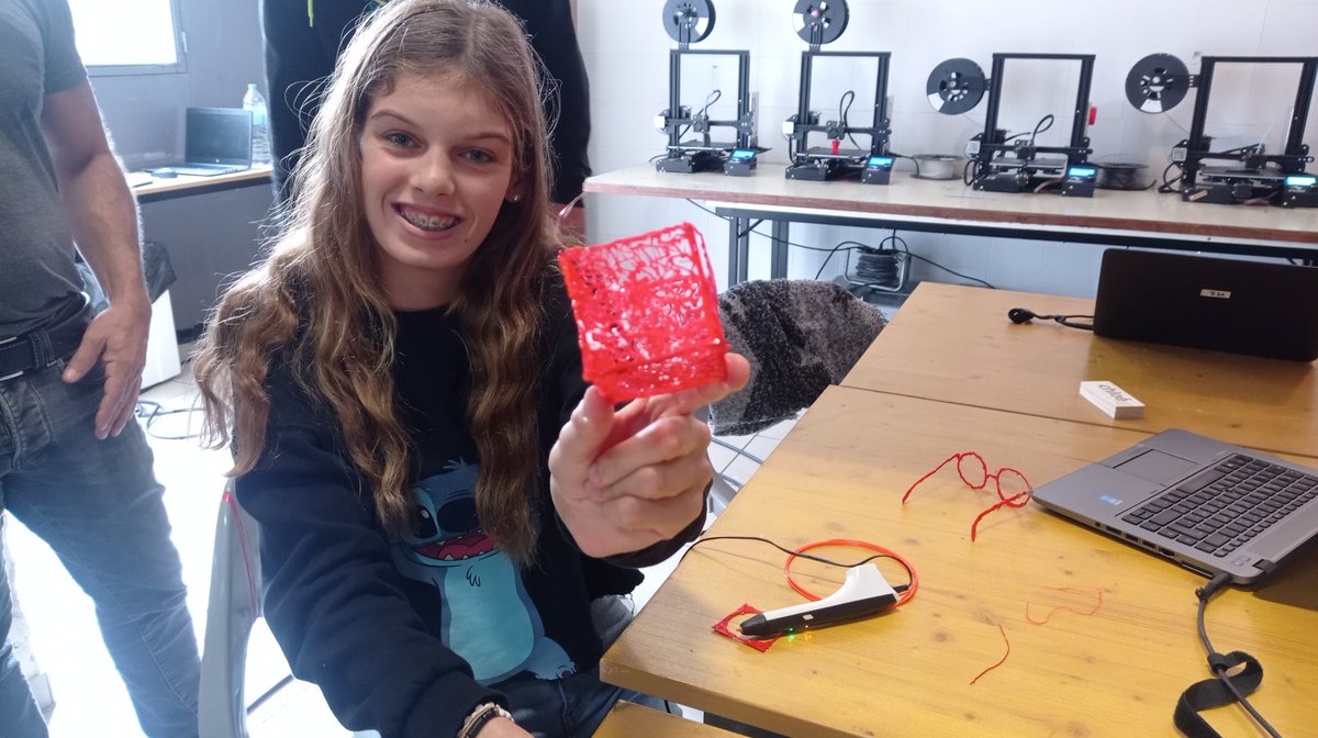 mobilab66's tweet photo. Journée découverte #FABLAB au PIJ 100% créative avec #stylos3d #imprimante3d #decoupevynil #découpelaser pour réaliser notre cube lumineux, #broyage de bouchons et #injectionplastique pour réaliser des #toupies. Bravo les jeunes 👍 https://t.co/hwd771z8Jd
