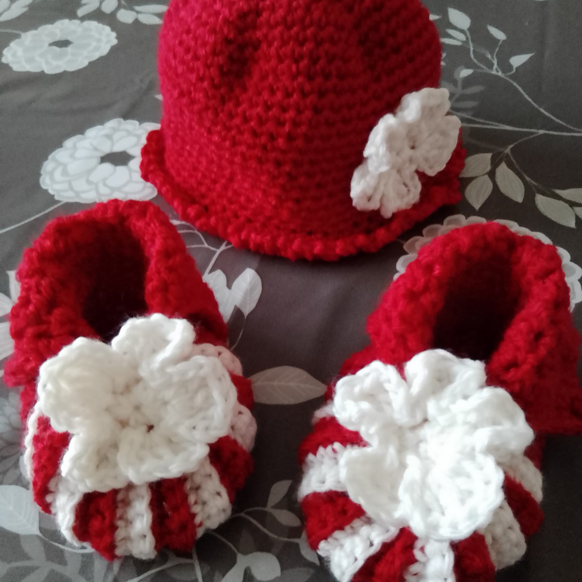 Crea_Crochet's tweet image. Ensemble bébé naissance idéal cadeau fait main au crochet rouge et blanc #creation #faitmain #madeinFrance #modeleunique#cadeau