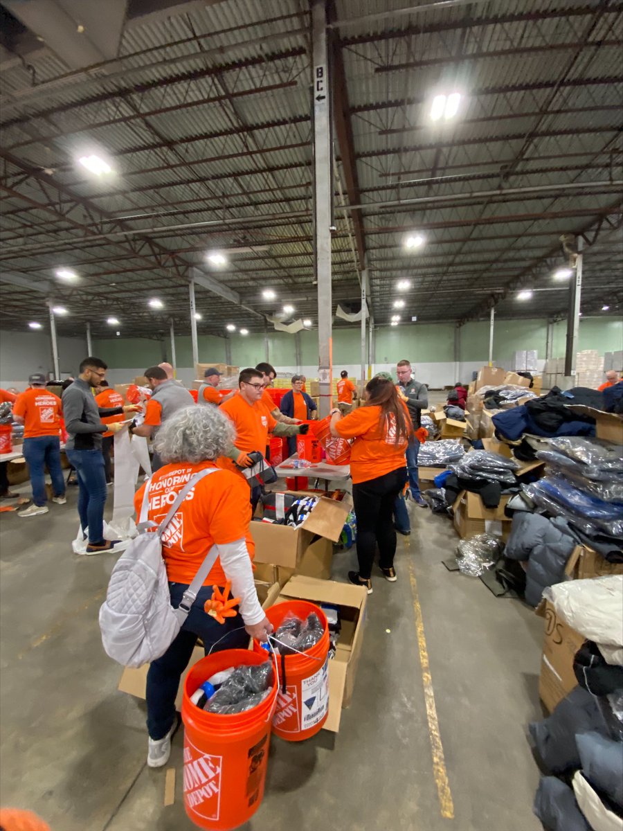 MikeGreenleaf01's tweet photo. In partnership with Mass Military, over 300 associates gathered to fill 4,200 bucket with winter gear and supplies for homeless veterans. This is the power of the Home Depot! #teamdepot @stevenlongmoor1 @whipplenh @Shannon01488410 @JPhillipsD176 https://t.co/aELKrWkgGl