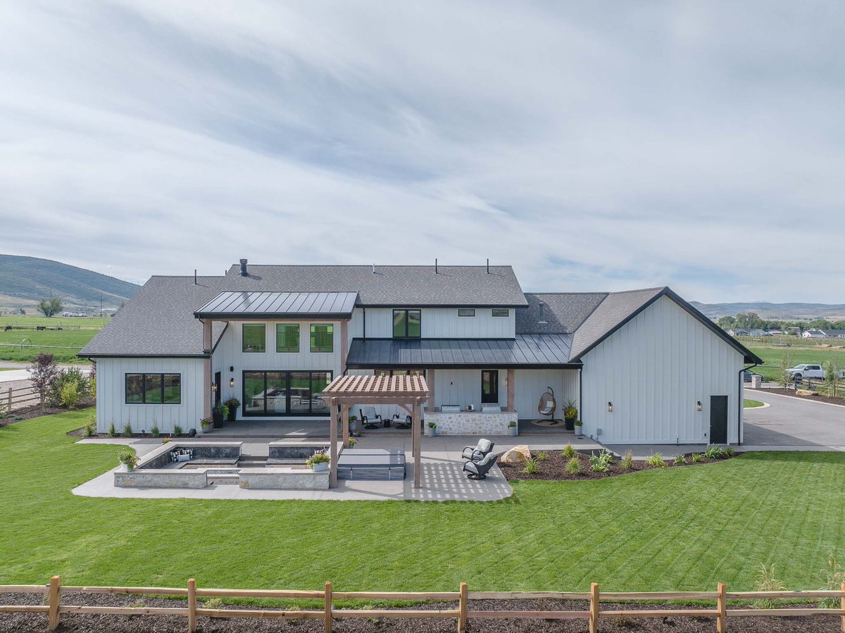 The Perfect Patio Pleasure 😎🏡⁠
#bullfrogspas #hottub #spa⁠ #backyard #exteriordesign⁠ #outdoorfurniture