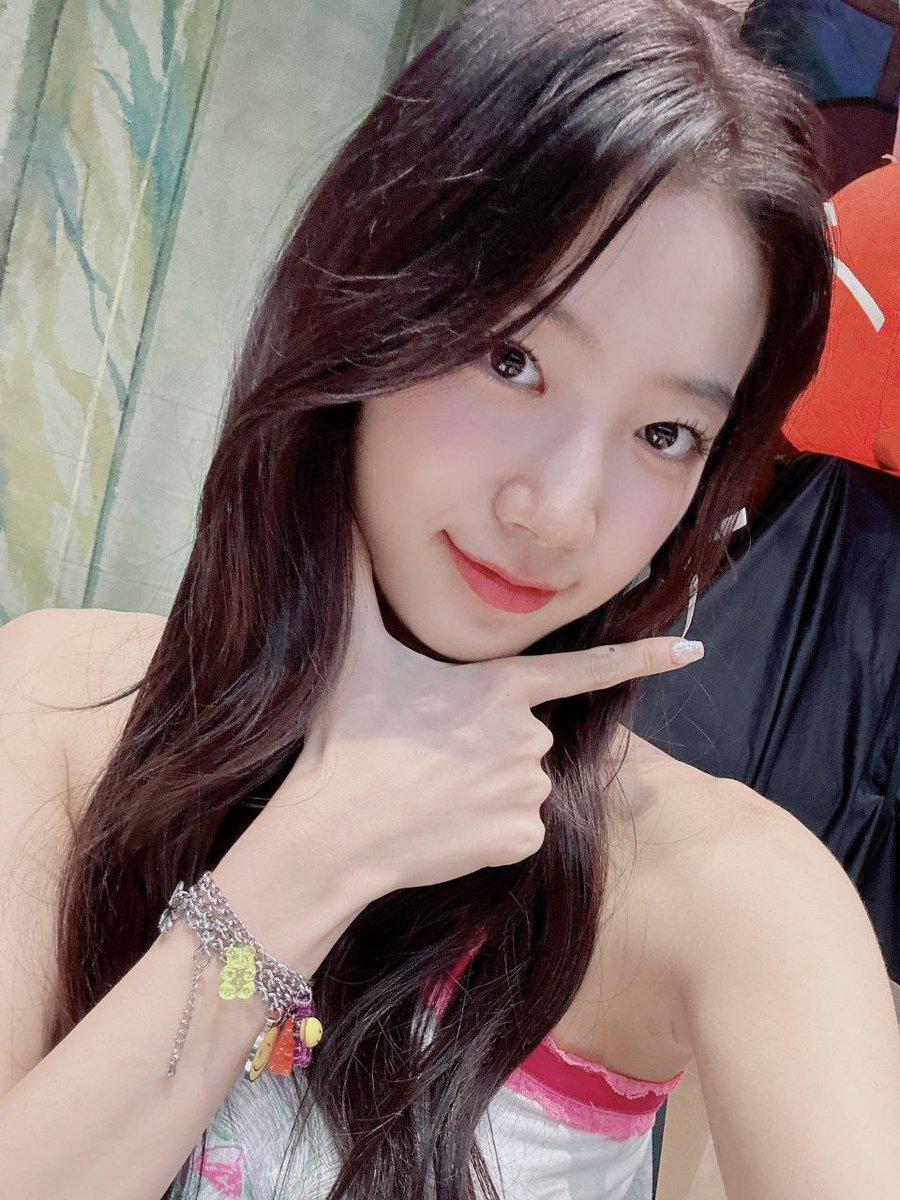 こんにちは、新しい自撮りです！Ontem foi dia de video call fansign em colaboração com a Musicplant. Eu tive ótimos momentos e conheci uma fearnot que fez um desenho lindo das meninas! Thank you so much for yesterday. ♡