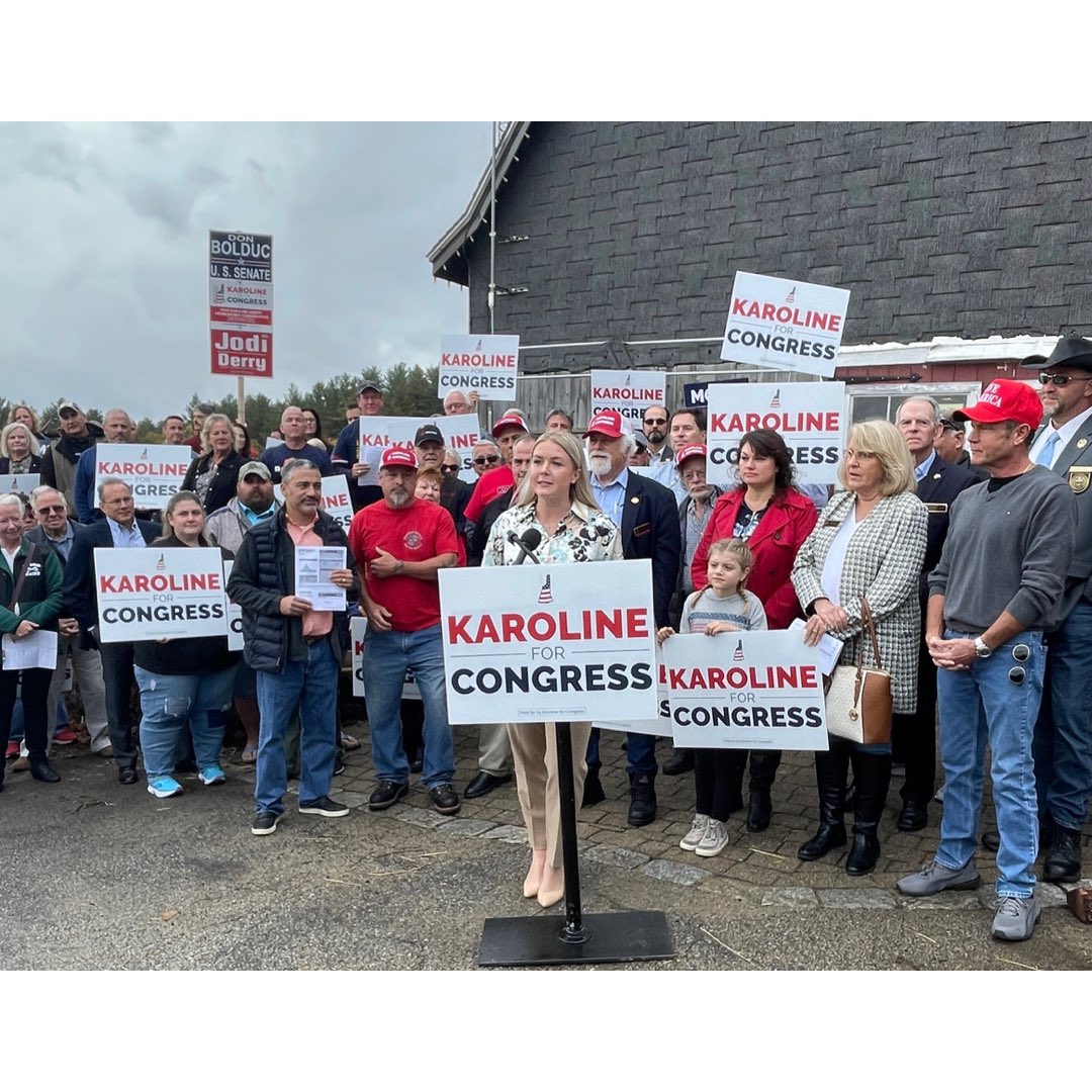 DarrenDershemPA's tweet photo. Calling all Patriots 🇺🇸:
#TeamKaroline is hosting a sign wave outside of the @NHIOP TONIGHT at 4:30 P.M. before the final debate between Karoline and Pappas.
Will YOU stand with us? https://t.co/1FO9lrz07Q