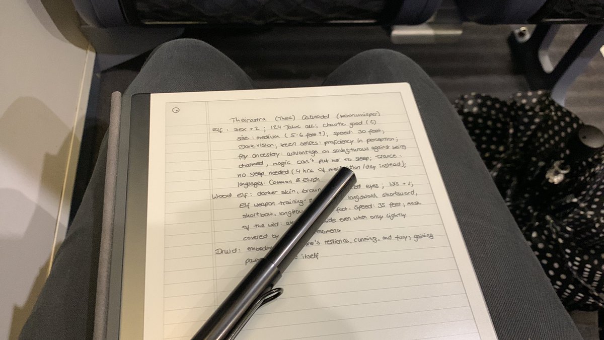 philosolisa's tweet photo. Im Zug sitzen und einen neuen DnD-Charalter entwerfen ist einfach immer wieder gut! https://t.co/r0kqszCJKm