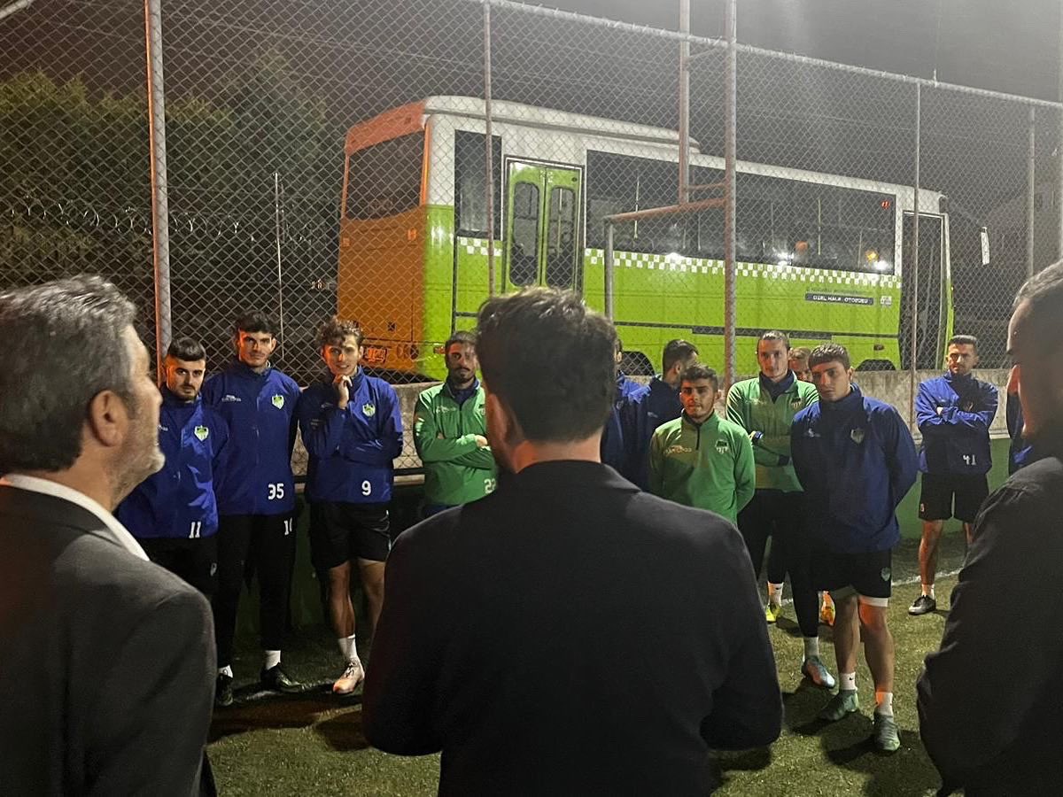 kocaeligencdeva's tweet photo. Kocaeli İl Gençlik Çalışmaları Başkanımız Doğukan Yavuz ve Derince İlçe Gençlik Çalışmaları Başkanı Hakan Eryılmaz ile Çınarlıspor kulübünü ziyarette bulunduk. Kulüp yönetimi ve sporcular ile sohbet gerçekleştirip tatlı ikram ettik.

Çınarlıspor kulübüne başarılar diliyoruz. https://t.co/Dc3y12y49Z