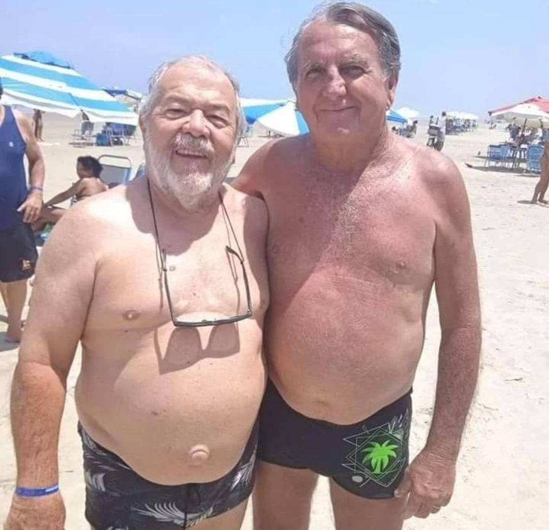 neto_erilio's tweet photo. Eles na Praia tranquilo. ⛱️🌴🏖️🏝️🥥 E vocês aí brigando. https://t.co/9cyYcwqILT