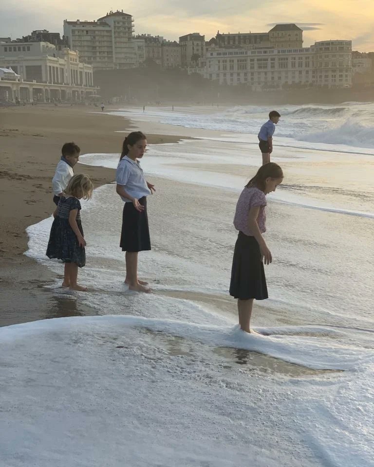 PJComtedeParis's tweet photo. ☀️ Les Enfants de France se sont émerveillés devant un magnifique coucher de soleil sur les plages de Biarritz où ils ont profité des derniers jours de douceur avant l'arrivée de l'hiver. https://t.co/zt5VABVXb5