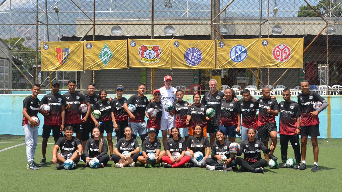 bayer04_es's tweet photo. Lazos que crea el fútbol 🦁🤝🇨🇴

📝 “Thorsten #Judt y Jörg #Kappenhagen, instructores de FCSA en #Bayer04, viajaron a Colombia sumarse a la formación de jóvenes entrenadores”.

#SomosBayer04 https://t.co/E7FacwE3hD