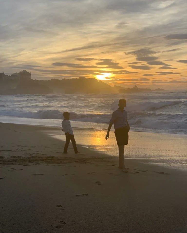☀️ Les Enfants de France se sont émerveillés devant un magnifique coucher de soleil sur les plages de Biarritz où ils ont profité des derniers jours de douceur avant l'arrivée de l'hiver.