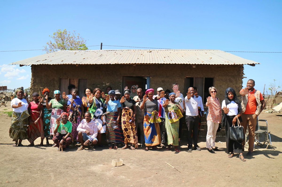 Visit by <a href="/UNFPAMocambique/">UNFPA em Moçambique</a> and delegates from #Finland 🇫🇮, together with partners <a href="/FDC_Moz/">Fundação para o Desenvolvimento da Comunidade</a> and <a href="/aifomoz/">AIFO</a>, to the Ngalane safe space in 📍#Metuge; a place where women and girls can go to feel safer, more empowered and access information, education, support and services. #LNOB #EVAWG