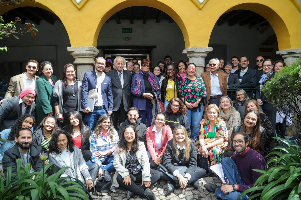 PatriciaArizaF's tweet photo. Estamos consolidando la verdadera transformación cultural en Colombia 🇨🇴. El equipo de @mincultura #MiCasa se reunió hoy para construir acciones que permitan implementar una Cultura de Paz, preservar la #MemoriaViva y aportar a conservación del medio ambiente. #GobiernoDelCambio https://t.co/MRxK3VKw8k