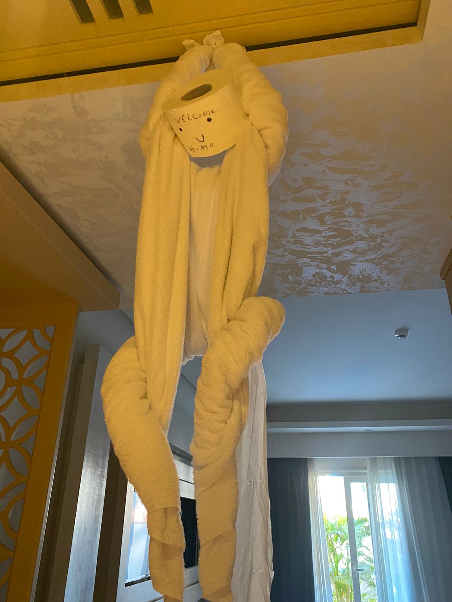 Meine Mom: "Ja dann sind wir wieder ins Hotelzimmer gekommen und der Putzmann hat uns eine kleine Überraschung da gelassen, ist doch total nett, oder?"

Ich: 😅🤐😬😨💀