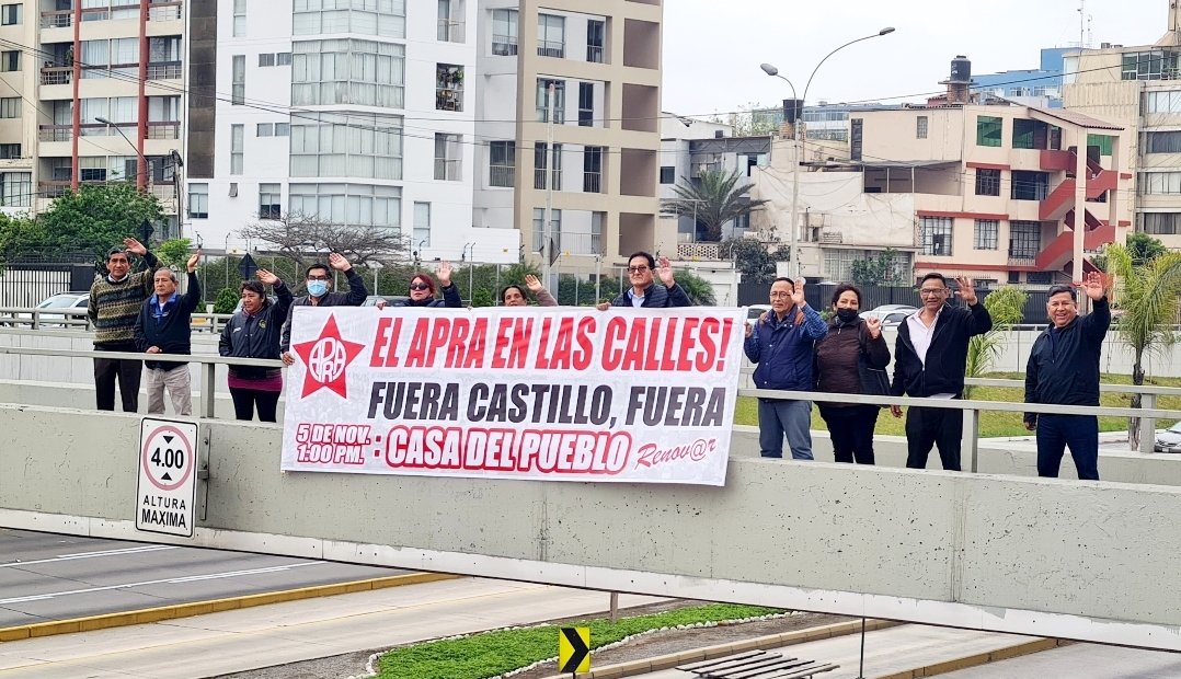 Rorayjibo's tweet photo. Hoy en la vía expresa, exigiendo la vacancia de Castillo, el delincuente que llegó al poder para robar y destruir el país. El Apra volverá a las calles el 5 de noviembre para desalojar de ellas a comunistas y caviares, socios del gobierno inepto y corrupto.
#FueraCastilloFuera https://t.co/oDAK5aLYa4