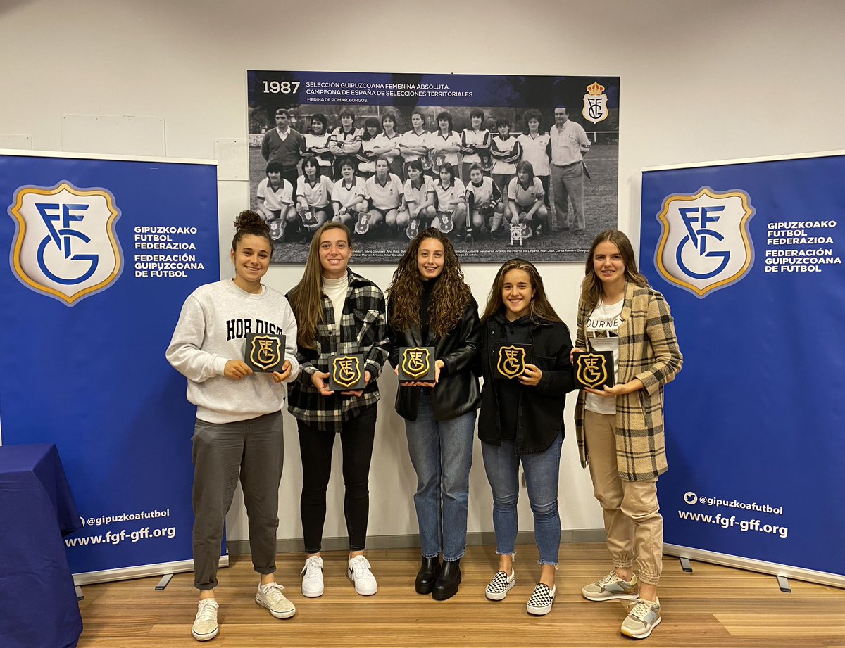 Gaur arratsaldean <a href="/RealSociedadFEM/">Real Sociedad Femenino</a>-eko jokalariak diren Adriana Nanclares, Elene Lete, Izarne Sarasola, Ana Tejada eta Mirari Uria 20 urtez azpiko Munduko Txapeldunek “Gipuzkoako futboleko mitoa” deituriko oroigarria jaso dute Federazioaren eskutik. 

Zorionak neskak! 👏🏻