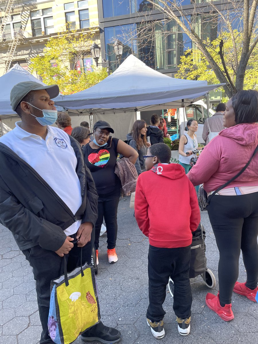 WhitmanMS246's tweet photo. Parent/scholar field trip to the Farmer's Market in Union Square
#whitmanwinners #246ontherise #WildcatsROAR #wedobigthingsat246 #whitmanpride #growthmindset
@SheneanL
@RitaJosephNYC https://t.co/sAnxDsRg99