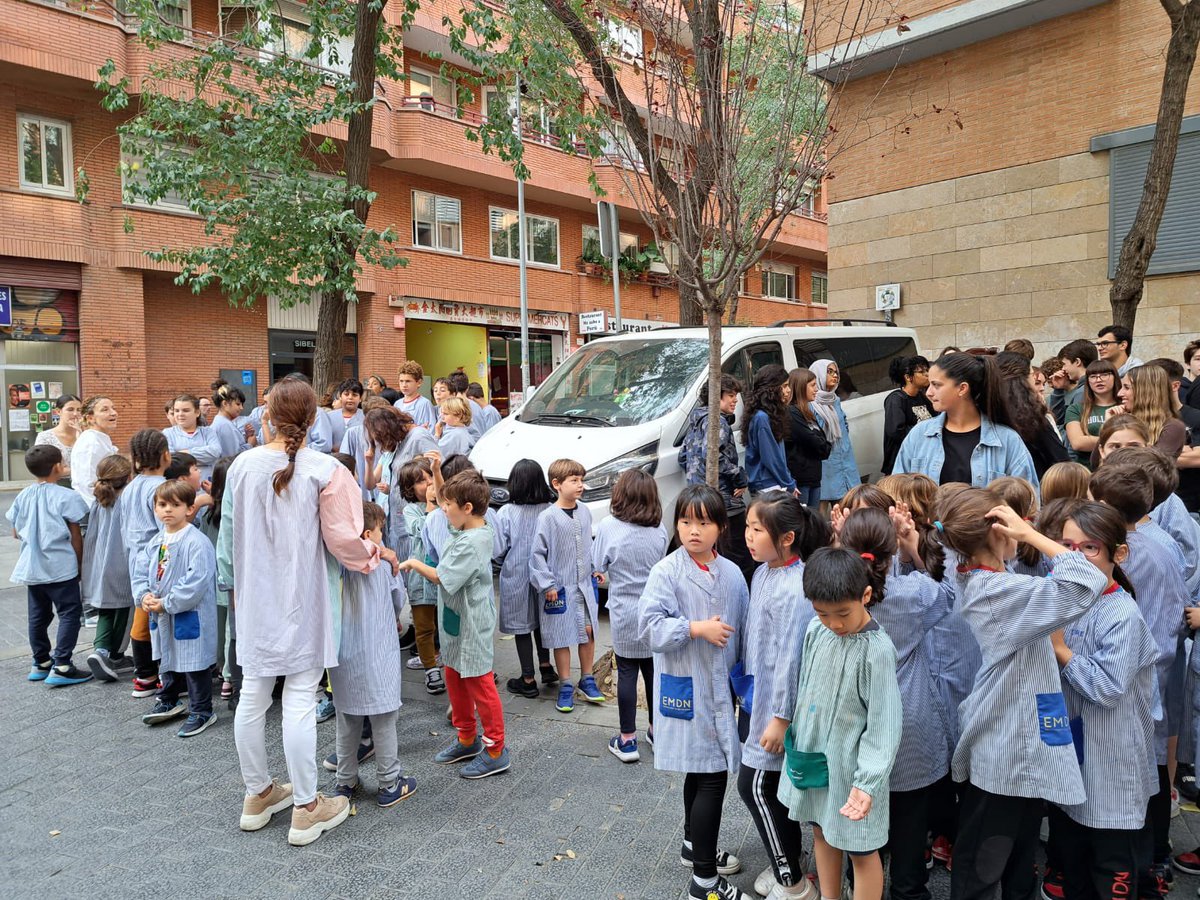 Escola_EMDN's tweet photo. Avui ha tingut lloc el simulacre d’incendi a l’escola i l’escoleta. Tots els alumnes i el personal de l’escola ha sortit de manera ordenada i esglaonada. #escolaemdn #escolapetitagransomriure https://t.co/8GpqMnJrFm