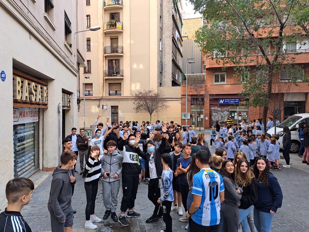Escola_EMDN's tweet photo. Avui ha tingut lloc el simulacre d’incendi a l’escola i l’escoleta. Tots els alumnes i el personal de l’escola ha sortit de manera ordenada i esglaonada. #escolaemdn #escolapetitagransomriure https://t.co/8GpqMnJrFm