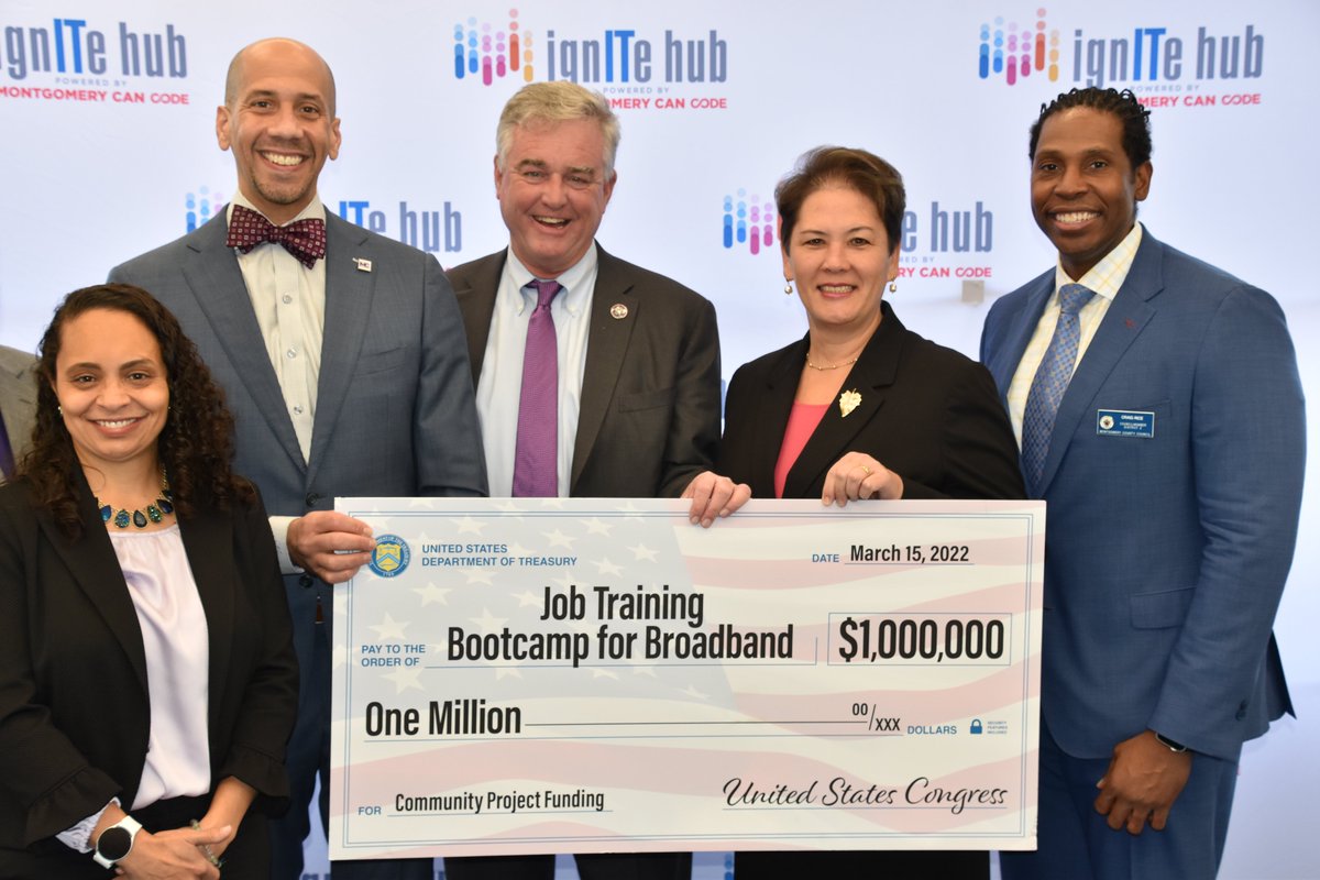 RepDavidTrone's tweet image. I stopped by @montgomerycoll to present $1 million in #CommunityProjectFunding that I secured for a 5G Job Training Bootcamp. By creating more job opportunities and expanding broadband access throughout our state, we are creating a better Maryland.