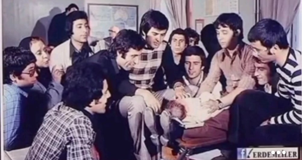 Ha babam sınıfını izlemeyen yoktur.
İçki, sigara, kopya cekmek, lakap takmak, alay, dersi asma, okuldan kacma, lisede ilişki, evlilik dışı cocuk, hile, saygısızlık, sınıfta kalma... Ancak hepside gencliğe hitabeyi ezbere biliyordu. Bravoo
İşte herşey böyle normalleşti yazıkkk.