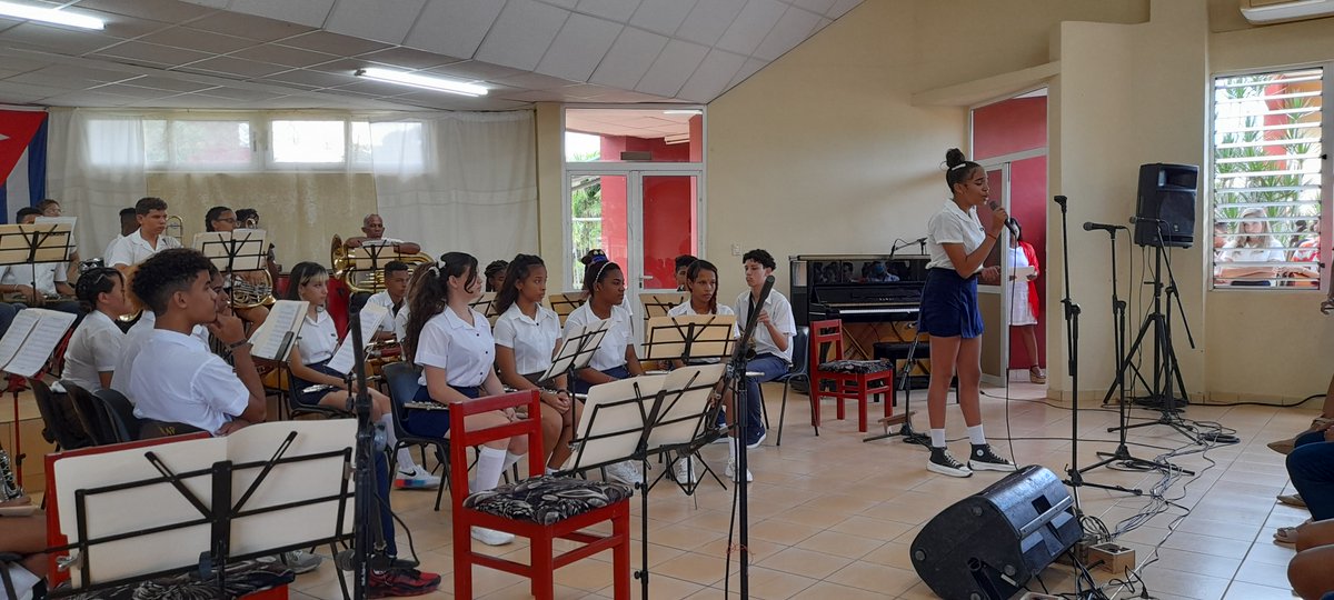 EscuelaProfesi1's tweet photo. En la mañana de hoy la Escuela Profesional de Música "Antonia Luisa Adoración Cabal Salis" de Guantánamo efectuó el acto de graduación correspondiente al curso escolar 2021-2022. 
#60añosformandorevolución
#ElArteDeEnseñarElArte
#MejorSinBloqueo
#CubaEsCultura https://t.co/yHxgWlqAXf