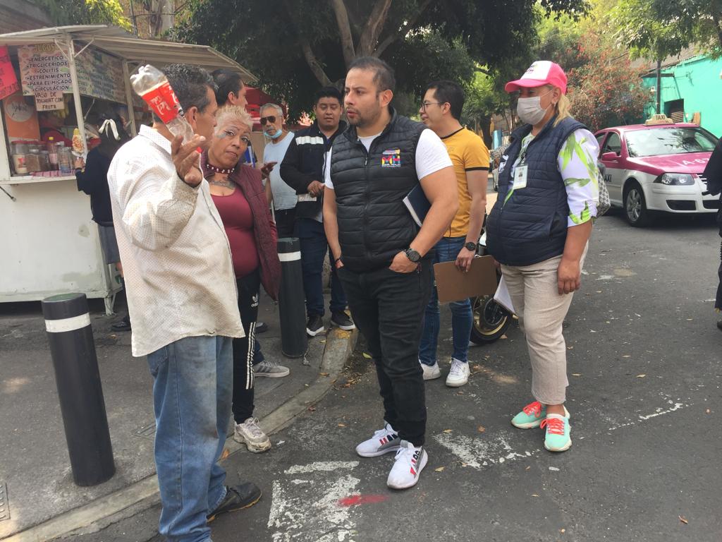 Participacion_M's tweet photo. Para la Alcaldía Miguel Hidalgo lo primero son nuestros vecinos por eso todos los días el equipo de Participación Ciudadana recorremos las calles escuchando y brindando apoyo en sus solicitudes. #ElQueSabeTABE #participacionciudadana #somosmh #participamh https://t.co/mKVU3V8Hua
