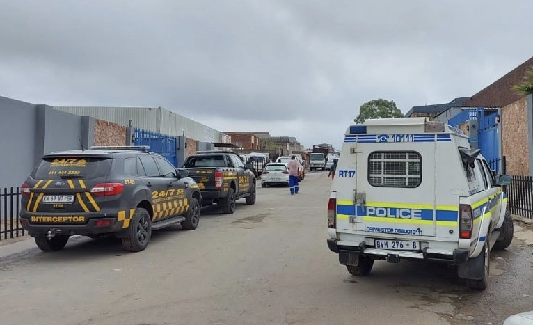 247SecurityZA's tweet photo. The 24/7 Security Special Operations Team and K9 Unit participating in a Joint Operation with Bramley SAPS. 1000+kg of suspected stolen goods were confiscated and transported to SAPS.
#team247 #proudly247
#security #securityservices #247security #247securityservices #247k9unit 🇿🇦 https://t.co/kXvGo0Qny3