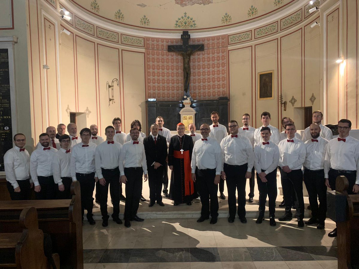 AKMUZFER's tweet photo. ⛪️ Pjevali smo Svetu Misu na blagdan Svih Svetih na Mirogoju koju je predvodio kardinal Josip Bozanić
Na orguljama nas je pratio prof. Nikola Sebastian Jambrošić https://t.co/T7vG5EBxTZ
