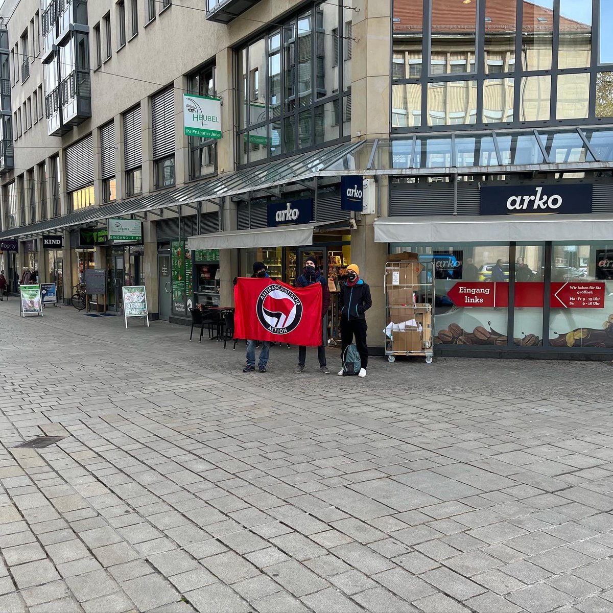 WMuhsal's tweet image. Infostand in #Jena. Die 3 hab ich erst bemerkt, als sie schon 10 Minuten dort standen. Die #Antifa schwächelt.😂
Gemeinsames Foto, denn in Jena herrscht #Demokratie &amp;amp; #Meinungsfreiheit! Irgendwann schoben sie dann ab mit den Worten,
sie müssten „zur Arbeit“. Wer‘s glaubt.😂 #AfD