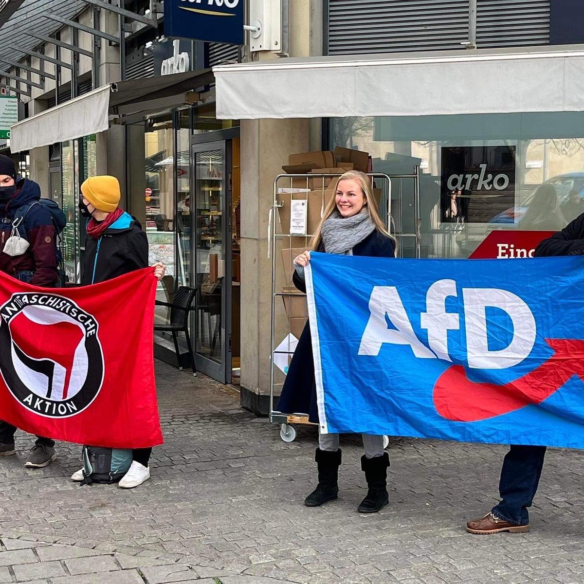 WMuhsal's tweet image. Infostand in #Jena. Die 3 hab ich erst bemerkt, als sie schon 10 Minuten dort standen. Die #Antifa schwächelt.😂
Gemeinsames Foto, denn in Jena herrscht #Demokratie &amp;amp; #Meinungsfreiheit! Irgendwann schoben sie dann ab mit den Worten,
sie müssten „zur Arbeit“. Wer‘s glaubt.😂 #AfD