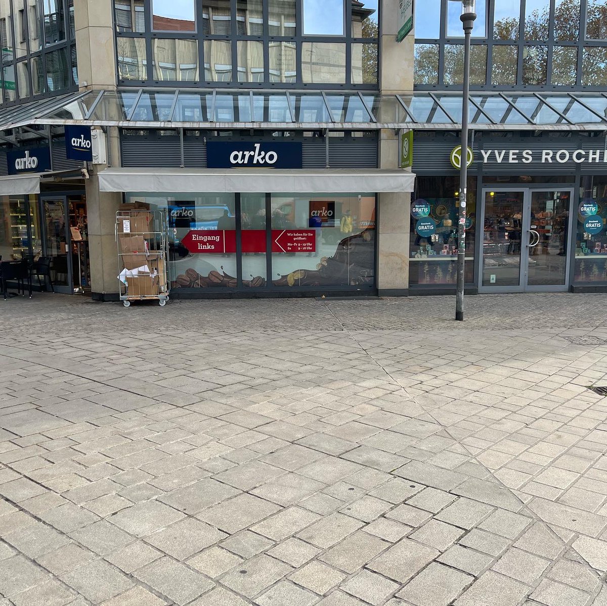 Infostand in #Jena. Die 3 hab ich erst bemerkt, als sie schon 10 Minuten dort standen. Die #Antifa schwächelt.😂
Gemeinsames Foto, denn in Jena herrscht #Demokratie &amp; #Meinungsfreiheit! Irgendwann schoben sie dann ab mit den Worten,
sie müssten „zur Arbeit“. Wer‘s glaubt.😂 #AfD