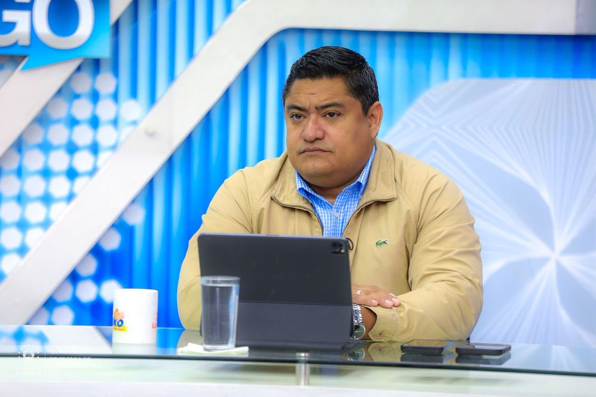 SecPrensaSV's tweet photo. #EmergenciaNacionalPorJulia | “El Gobierno presentó un paquete de acciones. También, hay líneas de crédito de #FIREMPRESA, hay un programa de $26 millones que va dirigido a proteger la producción que podría encontrarse en riesgo”: ministro de @AgriculturaSV, @EnriqueParadaSV. https://t.co/qMSnIQwklr
