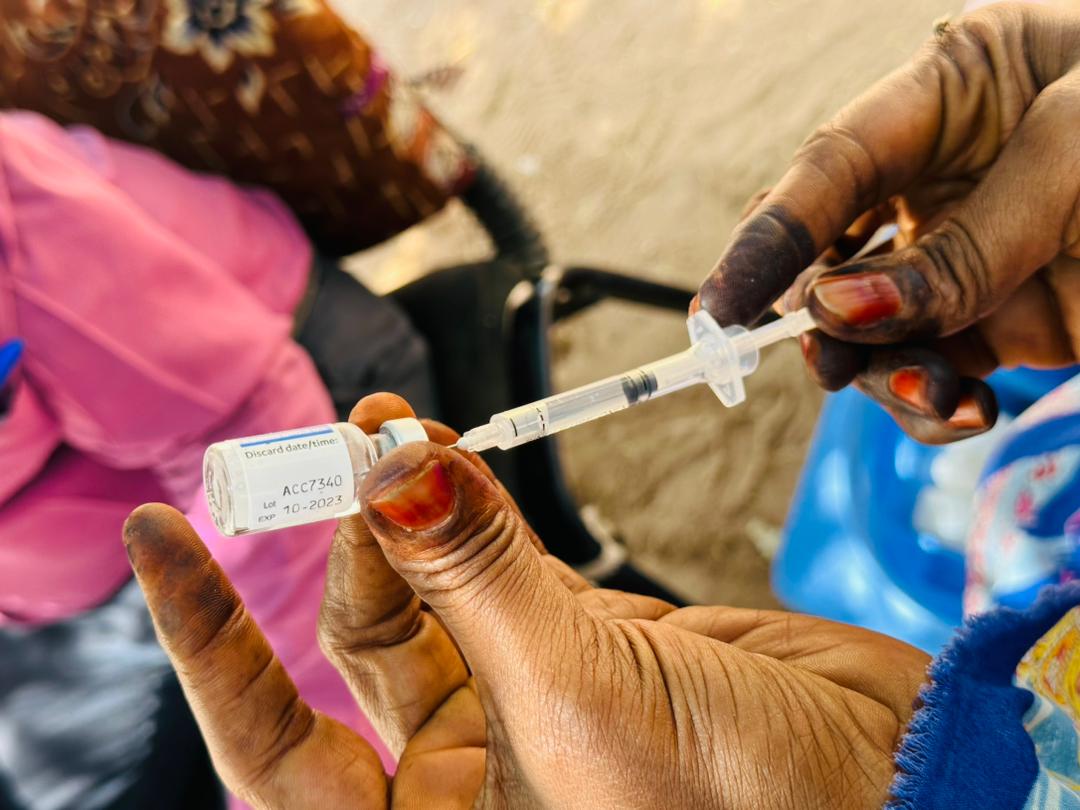 “As you know we are nomads, our whole life is in roaming, so when we find the service, we make sure to take it,” said Al-Taher Siddiq Muhammad, who took his 2nd dose of COVID-19 vaccine.
 
<a href="/UNICEFSudan/">UNICEF Sudan - اليونيسف في السودان</a> &amp; partners promote vaccine uptake to nomadic population in #EastDarfur #Sudan