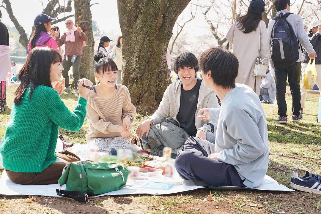 di71y's tweet photo. 『余命10年』、明日からアマプラで配信です。
次の日起きたら目が腫れててもいい日を選んで、1人きりの部屋で、できる限り部屋を暗くして、箱ティッシュ片手に、ぜひ観てください。泣いて泣いて泣きまくったあと、きっと少しだけ、この世界が愛おしくなります。 https://t.co/h2ZO2YMFgw