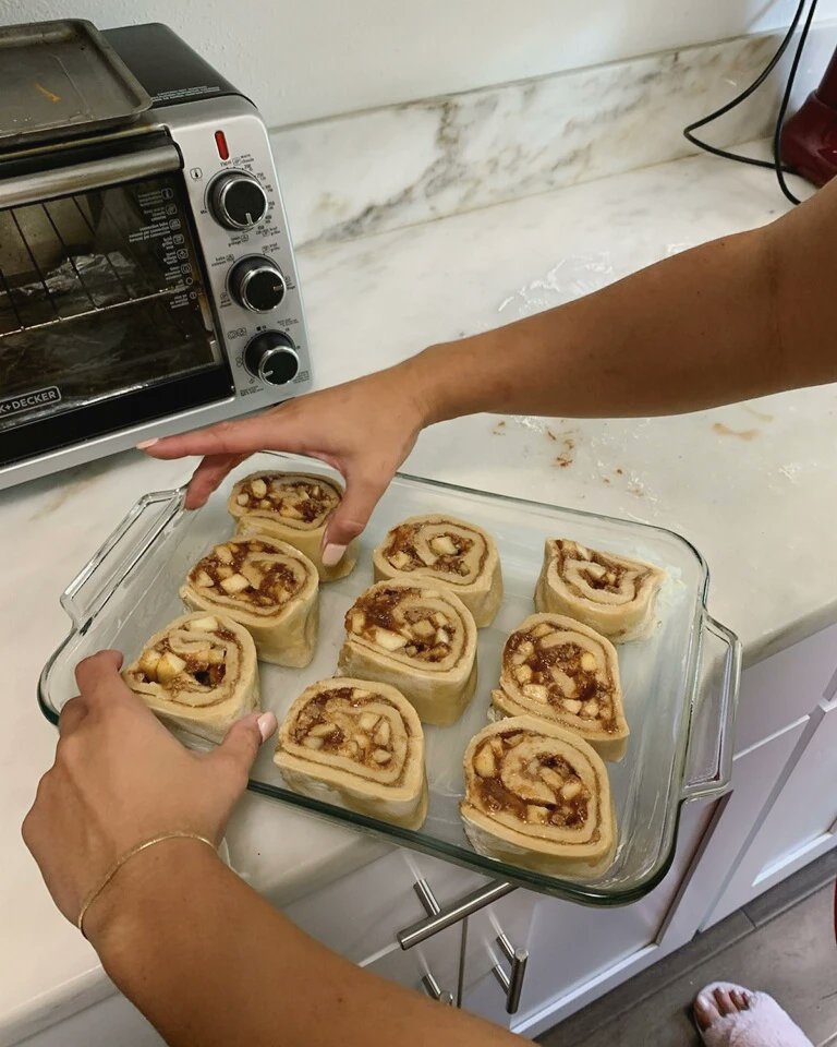 ajmoyal's tweet photo. Morning activities 🌤
Apple cinnamon morning buns. The secret ingredient? Our family's Shrinemont apple butter.
📸 : @keelybirdd
#WakeUp #Foodie #Morning #Breakfast #Baking #Cinnamon #Apples #Fall #GetInMyBelly #ChefStatus https://t.co/pQ4XyhXdfy