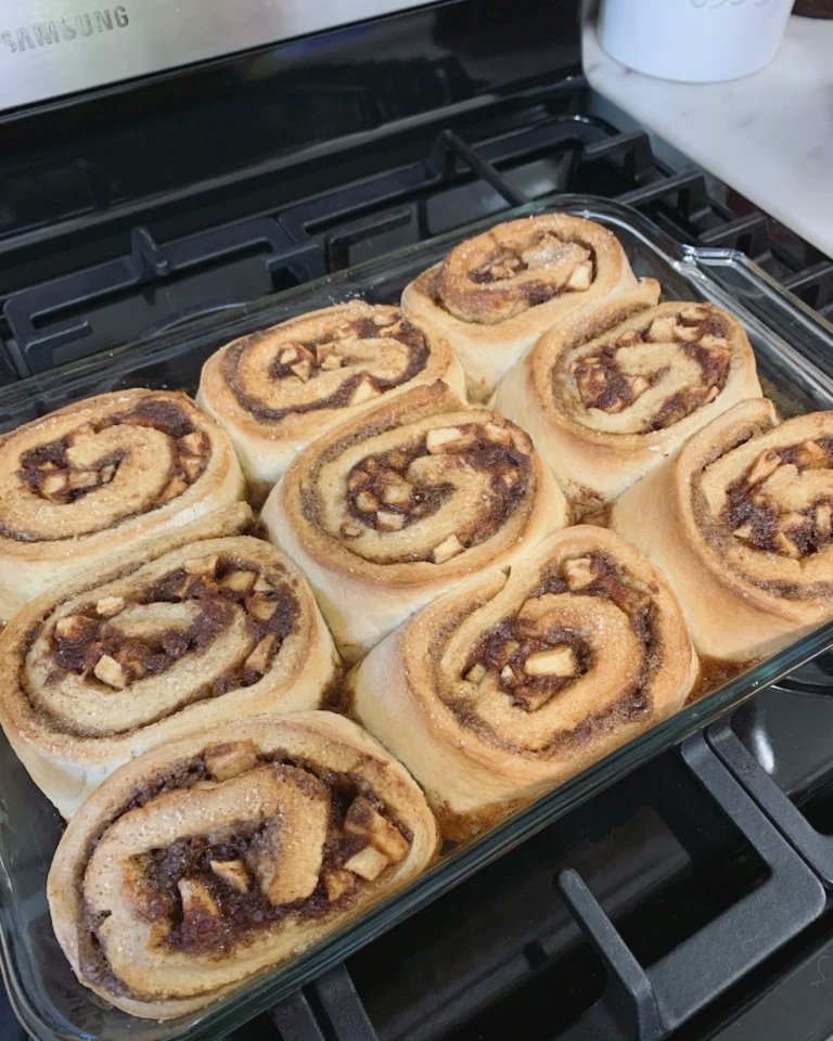 ajmoyal's tweet photo. Morning activities 🌤
Apple cinnamon morning buns. The secret ingredient? Our family's Shrinemont apple butter.
📸 : @keelybirdd
#WakeUp #Foodie #Morning #Breakfast #Baking #Cinnamon #Apples #Fall #GetInMyBelly #ChefStatus https://t.co/pQ4XyhXdfy
