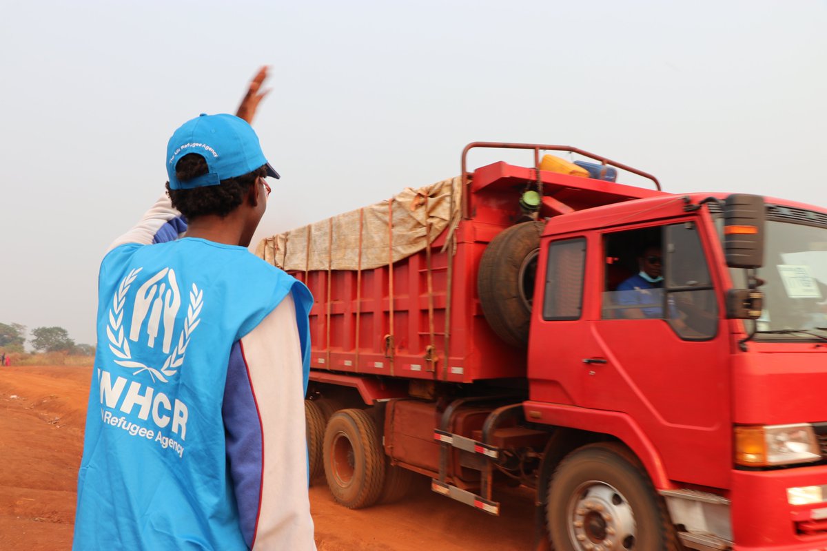 ACNURAngola's tweet photo. This year, UNHCR repatriated 820 Congolese refugees who decided to voluntarily return to their country of origin, thanks to the support of @UNPeaceBuilding. #volrep #UNHCR https://t.co/i1E3rwqR0Z