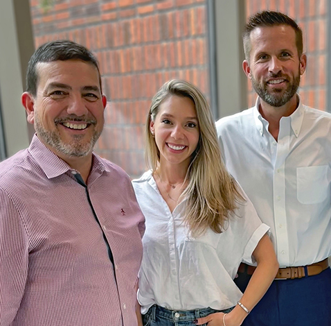 Metro_CRE's tweet photo. Metro Commercial's Miami, Florida team grows by two this week with the hiring of Yanina Yefimova Senior Sales Associate/Project Coordinator and Cooper Jones, Vice President.
Read the full release here: 
#cre #retail #miami #commercialrealestate #retailnews #chainlinkscre https://t.co/ja4hZvgJvu