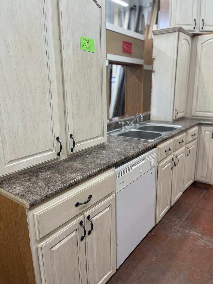 BuildingValue's tweet image. This cabinet set is a traditional raised-panel style with elegant arched cathedral-style doors and 42” tall wall cabinets. Comes with a fitted laminate countertop, sink and faucet. A wonderful set for a small kitchen or Air B&amp;amp;B unit. $800