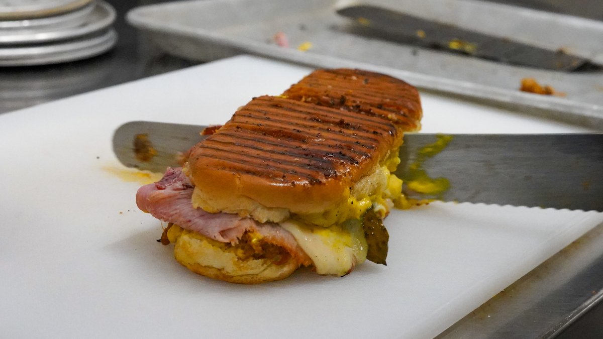 kitchendoorfood's tweet photo. In honour of #NationalSandwichDay pop in to The Food Shop and grab one of our gourmet hot sandwiches 😋
Available on our Hot Lunch to go menu from 11am - 2pm, available until Friday
See you soon 😀
#Lunchtogo
The Food Shop | 110 Higney ave
902•832•5213 https://t.co/GyNnqY7HqG