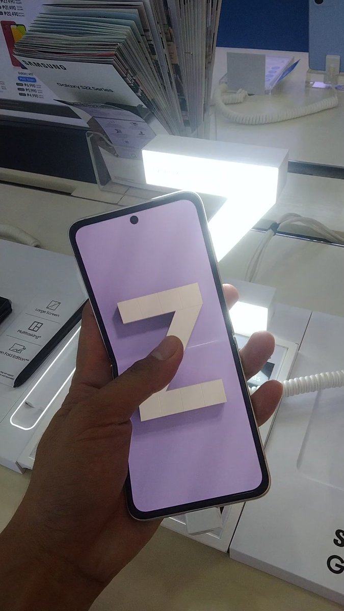 benedict_kc's tweet photo. Samsung S22 Ultra or Z Flip cutie 🥺 baka naman @SamsungPH 😘 https://t.co/m78Kp9f2HV