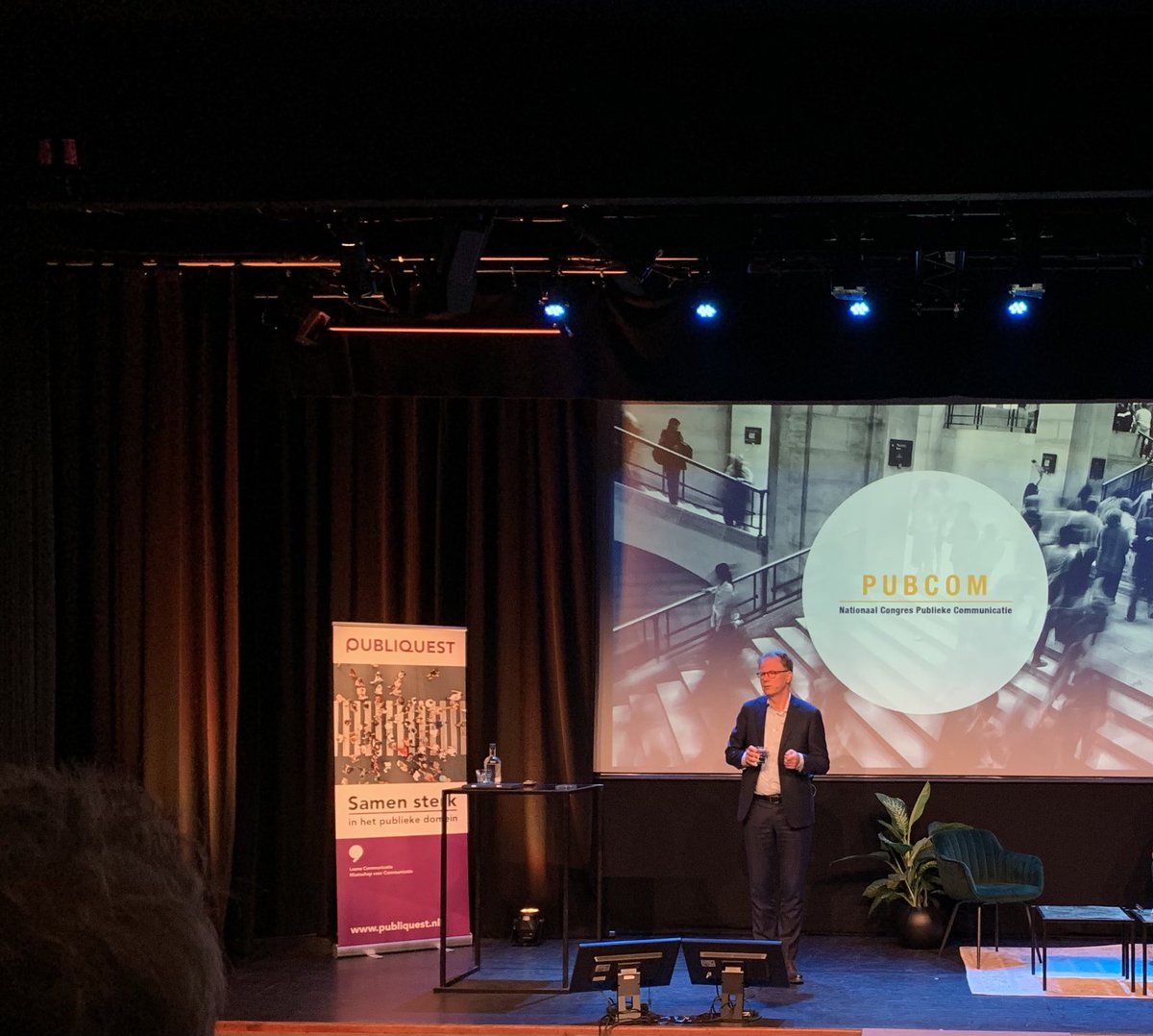 bartvleeuwen's tweet photo. Er is angst voor het publieke #debat , zegt NRC-hoofdredacteur @renemoerland tijdens #PubCom22 van @Logeion, de beroepsorganisatie van communicatieprofessionals. Treed meer naar buiten, ook als je zelf niet alle antwoorden hebt. https://t.co/2UdJpnhp0A