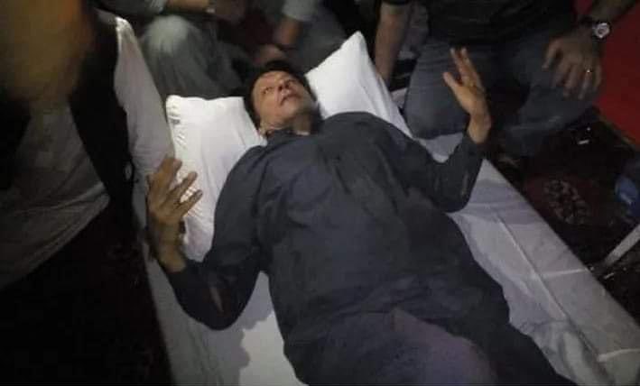 itzfariha__'s tweet photo. Ya Allah, IMRAN KHAN ki hifazat farmaye Ameen 🤲🏻🥺🤍 https://t.co/oUpg4nnO6h