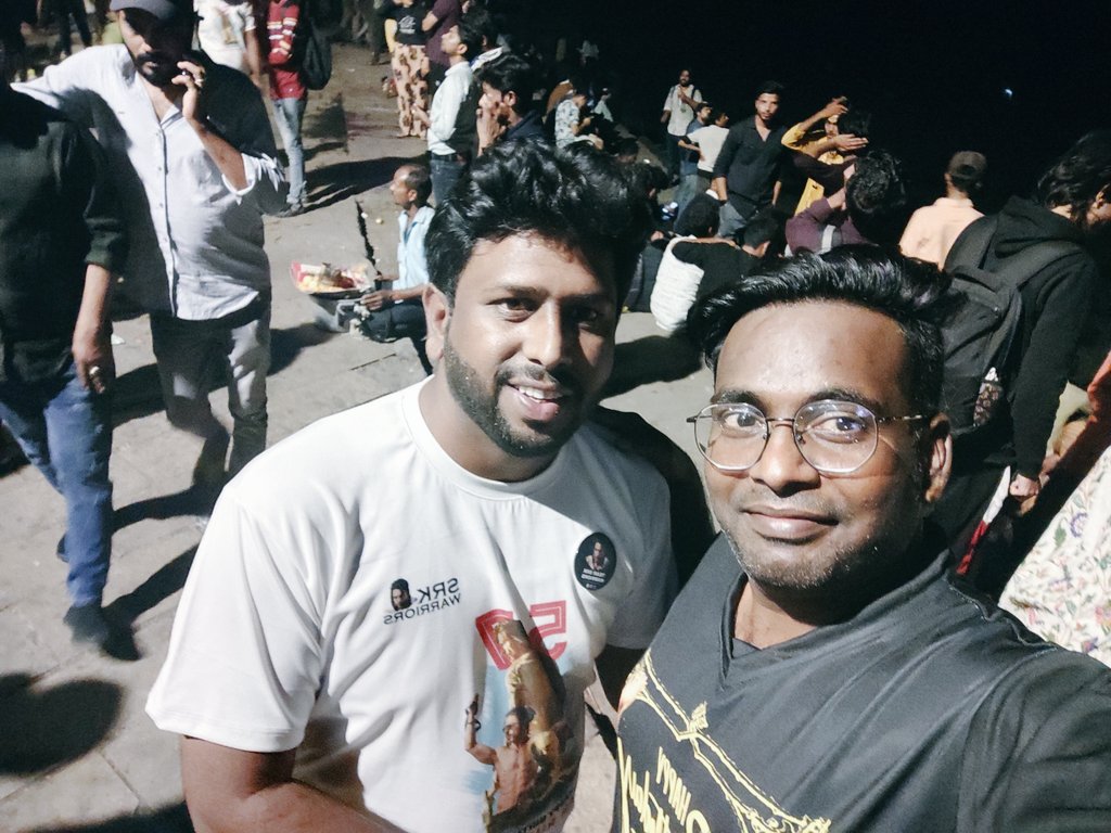 SRKSirohiCFC's tweet photo. #PerfectSelfie
Our Admin @Filmy_Ayan with @JoySRKian_2
One of the Most Humble Person โค we met on #SRKday https://t.co/2j8txU89MU